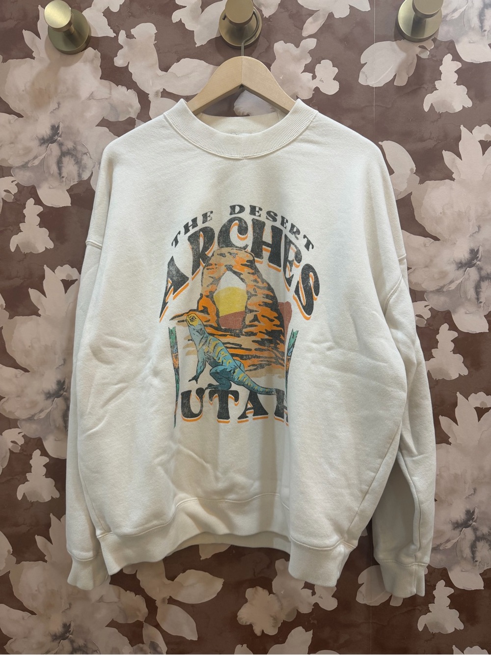 Abercrombie & Fitch Soft AF Graphic Sweatshirt Arches, UTAH